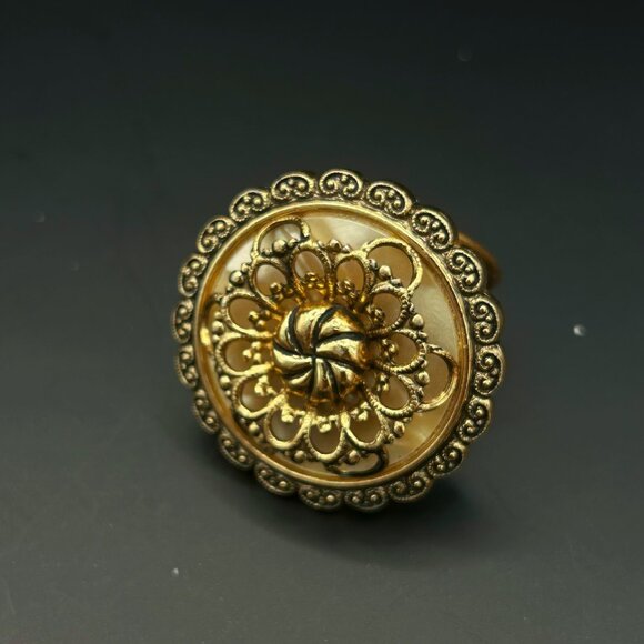 Vintage Western Germany Filigree Scarf Clip – Gold Tone Flower Design, 1960s - Picture 3 of 6